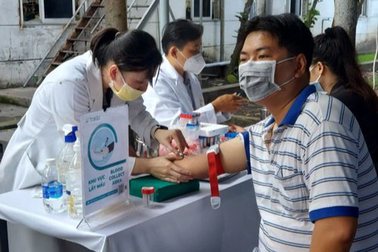 Khám sức khỏe, phát thuốc hỗ trợ công nhân bị tai nạn