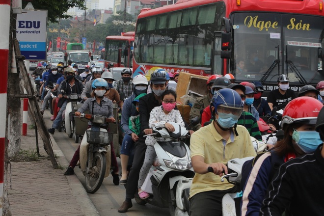Ngày đầu nghỉ lễ: Nhiều tuyến đường cửa ngõ thủ đô ùn tắc từ sáng đến trưa - 7 Ngày đầu nghỉ lễ: Nhiều tuyến đường cửa ngõ thủ đô ùn tắc từ sáng đến trưa - 7