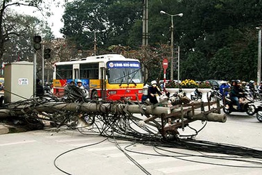 Xe ben kéo đổ cột điện, hàng trăm người đi đường hoảng loạn