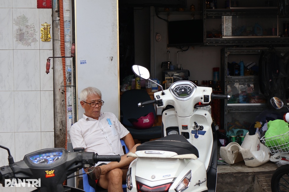 Tiệm sửa xe ở TPHCM làm đến 3h sáng không xuể, nhận 100 xe chết máy do ngập - 3