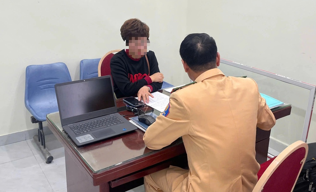 Lái xe ngược chiều cao tốc, nữ tài xế bị phạt tiền và trừ 10 điểm bằng lái - 2 Lái xe ngược chiều cao tốc, nữ tài xế bị phạt tiền và trừ 10 điểm bằng lái - 2