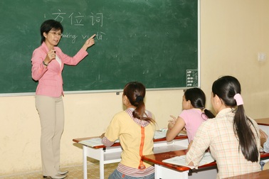 Có nên để chế độ hợp đồng thay cho biên chế trong giáo dục?