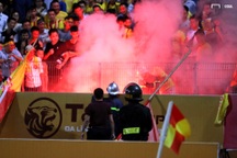 CĐV quốc tế phẫn nộ vì vấn nạn pháo sáng ở Việt Nam