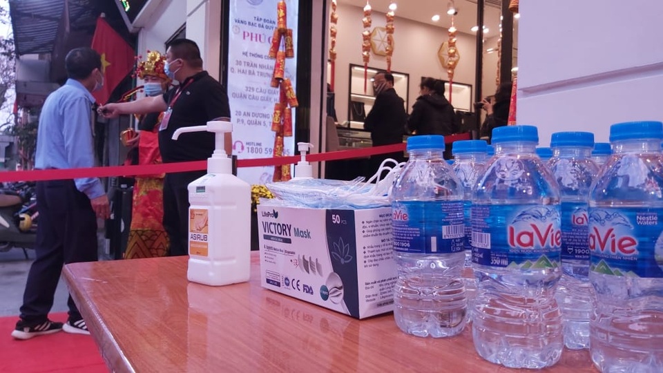 Ế ẩm người mua, chủ hàng vàng khấn vái liên tiếp nhờ Thần tài kéo khách - 5