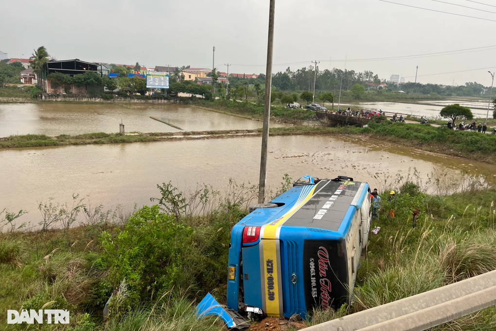 Xe giường nằm gặp tai nạn liên hoàn, nhiều người bị thương - 2 Xe giường nằm gặp tai nạn liên hoàn, nhiều người bị thương - 2