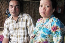 Chồng thiếu 50 triệu thay xương, vợ mang thai lo không tiền đi viện