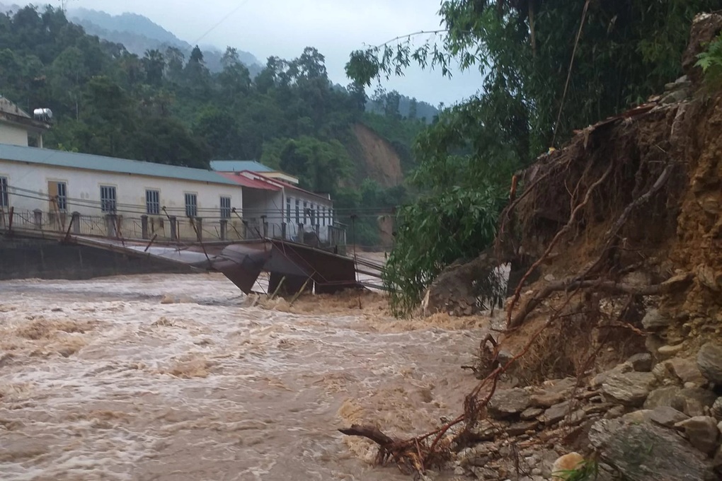 Mưa lũ làm sập cầu treo, cuốn trôi người ở Hà Giang - 1