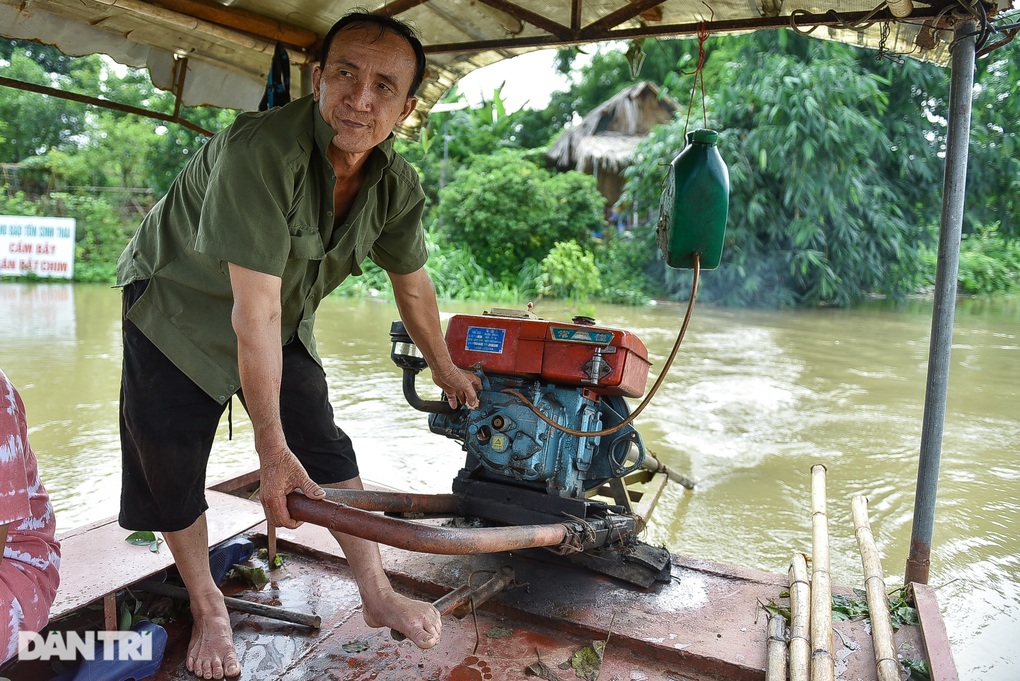 Hai ngày sau cơn mưa lớn, người Hà Nội đi đò qua đoạn ngập - 3 Hai ngày sau cơn mưa lớn, người Hà Nội đi đò qua đoạn ngập - 3