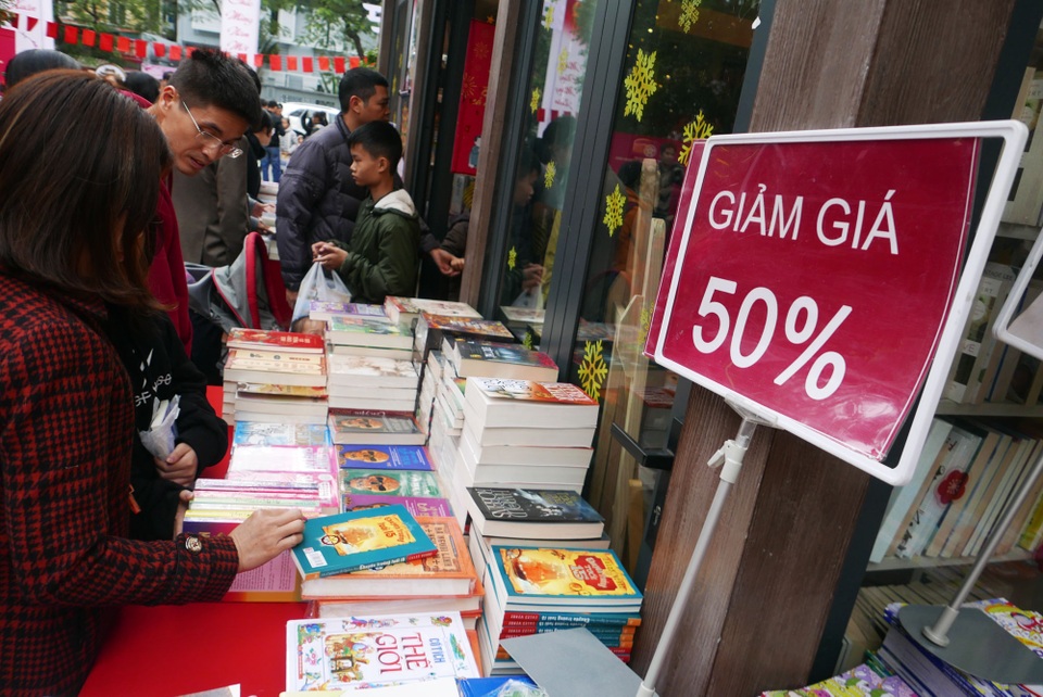 Phố sách Hà Nội đông nghịt người tham quan, mua sắm ngày Tết - 5 Phố sách Hà Nội đông nghịt người tham quan, mua sắm ngày Tết - 5