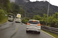 Nhiều phương tiện né xe tải vượt ẩu trên đèo Bảo Lộc