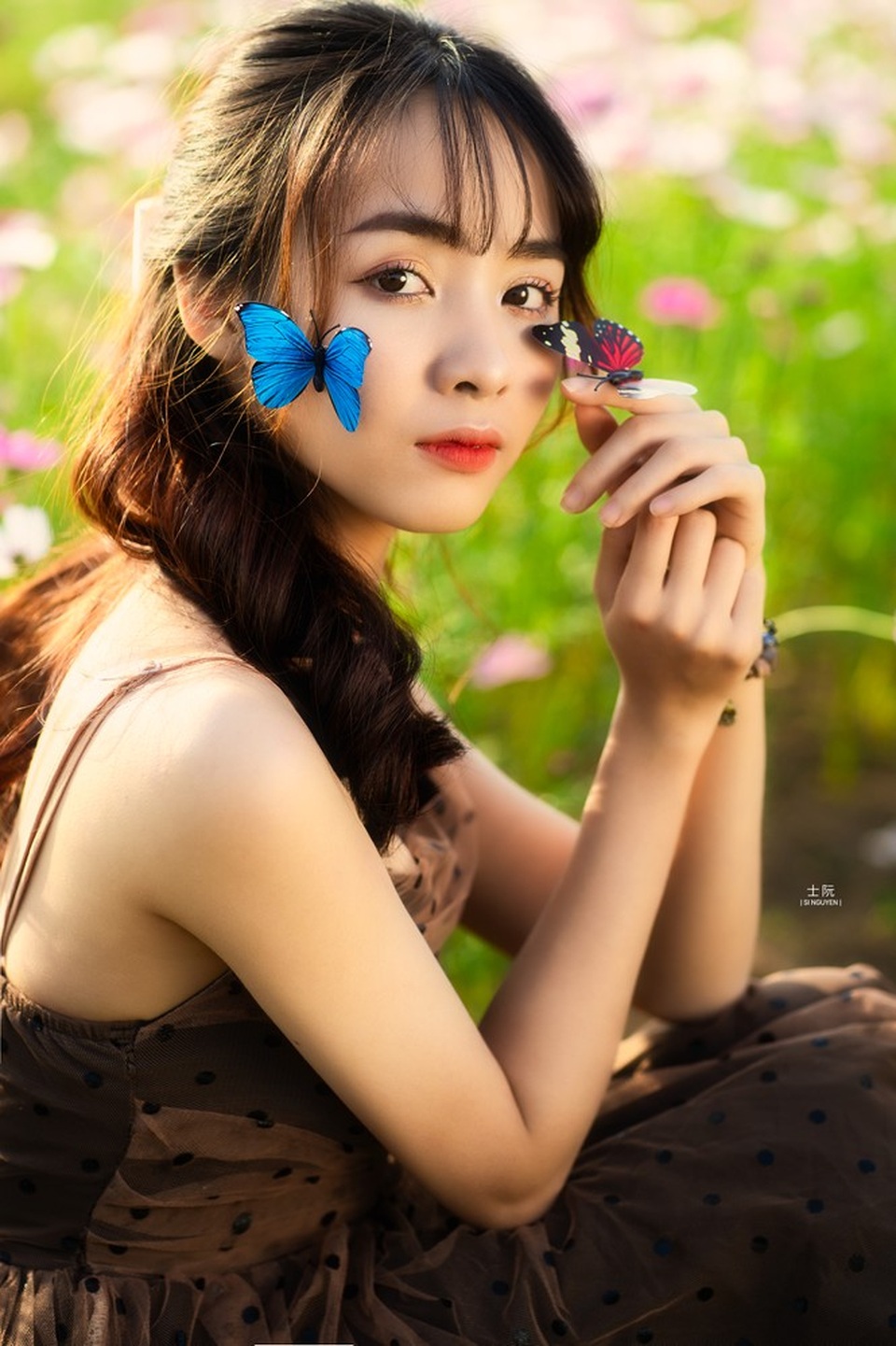 Nữ sinh Bách khoa hóa công chúa mơ màng giữa rừng hoa - 7 Nữ sinh Bách khoa hóa công chúa mơ màng giữa rừng hoa - 7