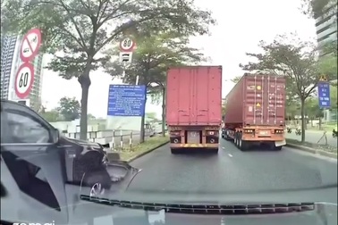 Xe bán tải toác đầu vì nhập làn ẩu