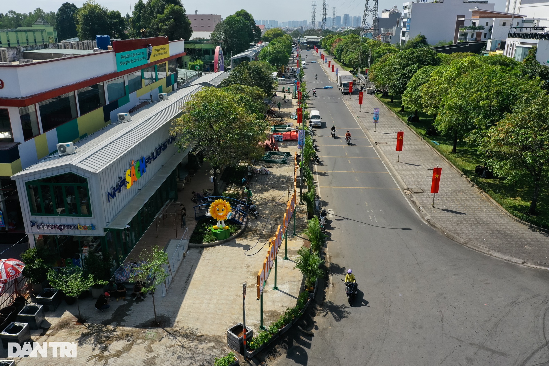 Đường sách với biểu tượng hoa hướng dương trước ngày mở cửa - 1 Đường sách với biểu tượng hoa hướng dương trước ngày mở cửa - 1