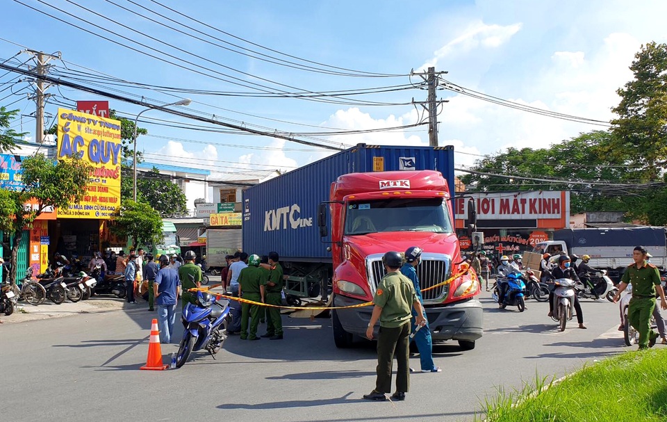 2 cô gái chết thảm dưới bánh xe container - 1 2 cô gái chết thảm dưới bánh xe container - 1