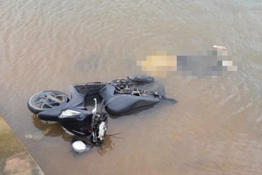 Nam thanh niên tử vong bên cạnh chiếc xe máy chìm dưới nước