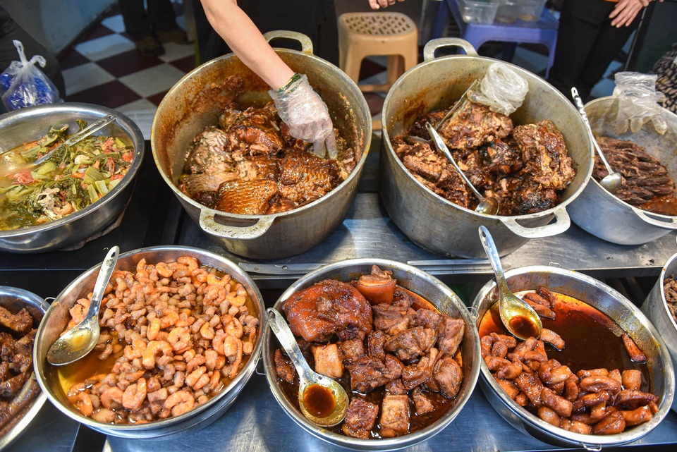 Khu chợ nhà giàu ở Hà Nội, ngày bán hàng trăm cân cá kho - 7 Khu chợ nhà giàu ở Hà Nội, ngày bán hàng trăm cân cá kho - 7