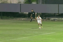 Cầu thủ U20 nữ Việt Nam gây sốt khi sút phạt đẹp như Messi