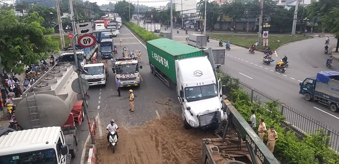 TP.HCM: Xe container húc văng khung biển báo, Quốc lộ 1 kẹt nguyên buổi sáng - Ảnh 1.