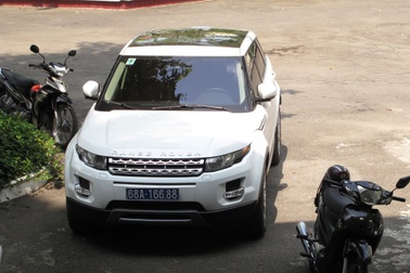 Xuất hiện thêm một xe Range Rover biển xanh ở Kiên Giang?