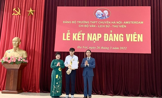 Học sinh Đỗ Hoàng Quốc Bảo, Trường Trung học phổ thông chuyên Hà Nội - Amsterdam nhận Quyết định kết nạp đảng viên.