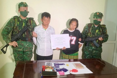 Bắt giữ đôi nam nữ cải trang vượt biên sang Lào mua ma túy