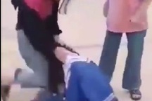 Nhóm nữ sinh dùng mũ bảo hiểm đánh bạn rồi tung clip lên mạng