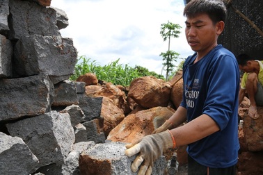Chẻ đá giữa đại ngàn Tây Nguyên, lao động vất vả kiếm tiền mùa xây dựng