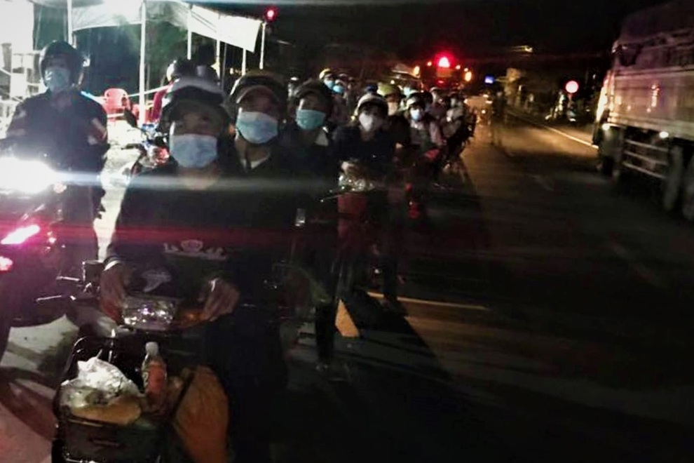 Hàng trăm người dân chạy xe máy từ vùng dịch về quê dưới trời mưa tầm tã  - 3
