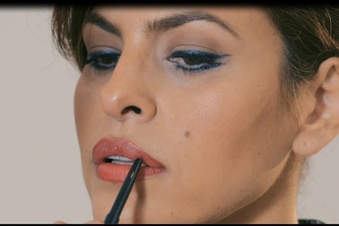 Xem chuyên gia trang điểm "make-up" cho Eva Mendes