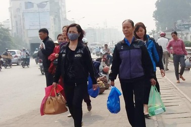 Người dân chật vật đi bộ vào BV Bạch Mai khám, chữa bệnh