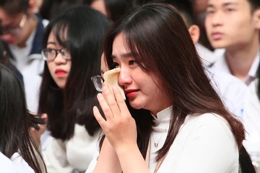 Giọt nước mắt học trò tuôn rơi ngày chia xa mái trường dấu yêu...