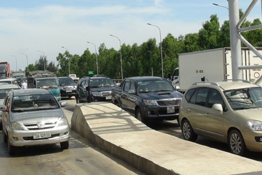 Người dân dàn xe phản đối Trạm thu phí Quán Hàu