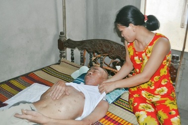 Vợ ung thư vú chăm chồng ung thư não trong cảnh khốn cùng
