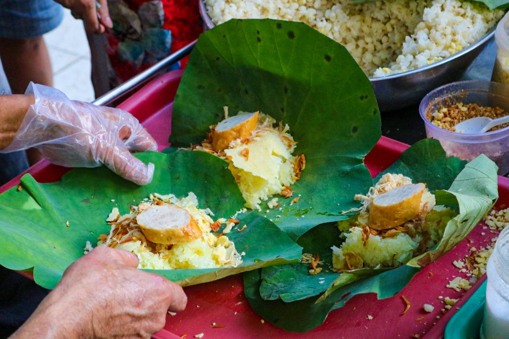 Hàng xôi lá sen đắt khách nhất TPHCM, có tiền cũng khó mua - 3 Hàng xôi lá sen đắt khách nhất TPHCM, có tiền cũng khó mua - 3