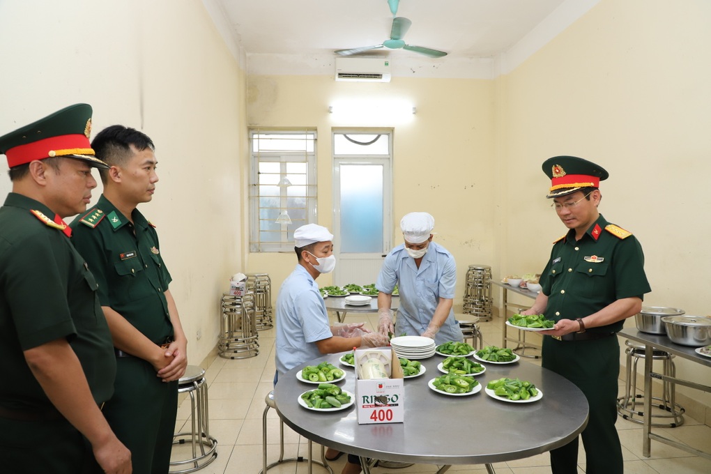Kiểm tra đột xuất công tác hậu cần cho các lực lượng tham gia diễu binh - 1