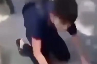 Từ vụ nam sinh bị bắt liếm biển số xe: Hậu quả của giáo dục nuông chiều?