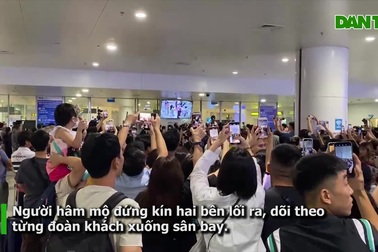 Khung cảnh người hâm mộ đứng kín sân bay chờ đón BlackPink