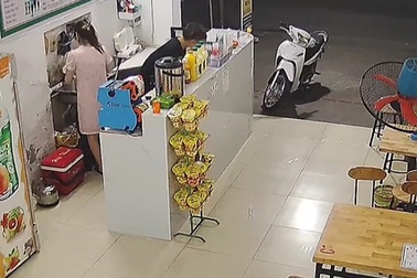 Cặp đôi phóng xe máy tốc độ cao, lao thẳng vào cổng nhà ven đường