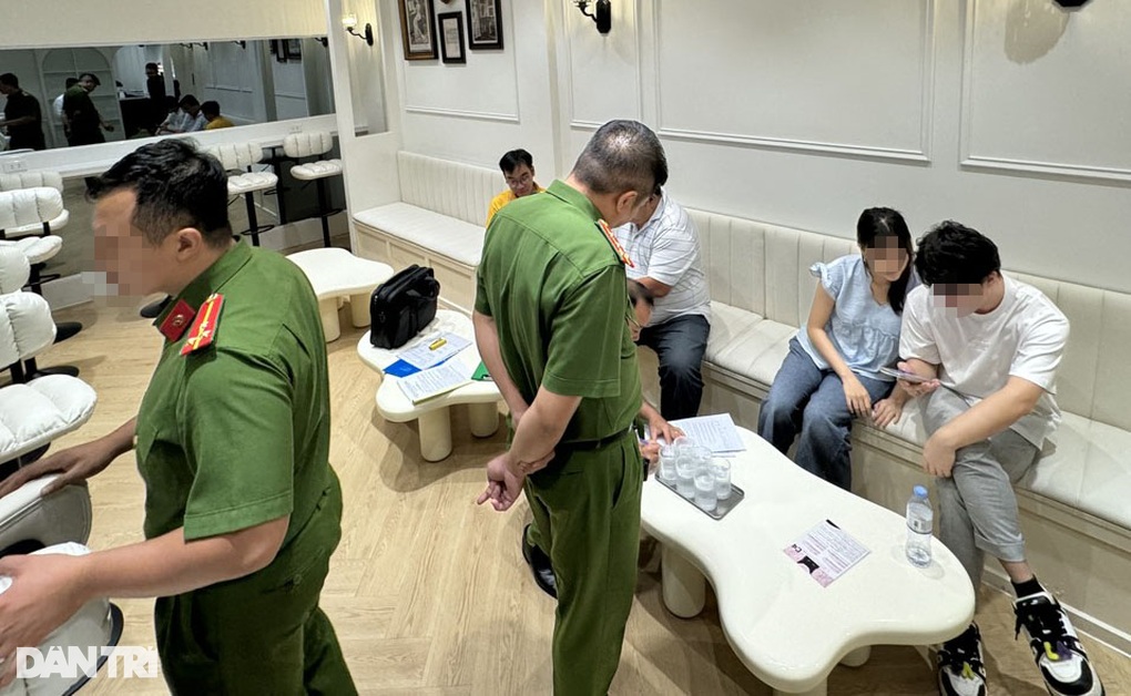 Công an kiểm tra quán cà phê hẹn hò dùng gương một chiều ở TPHCM - 3 Công an kiểm tra quán cà phê hẹn hò dùng gương một chiều ở TPHCM - 3