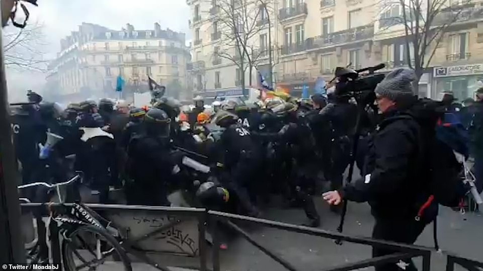 Cảnh sát đối đầu dữ dội lính cứu hỏa tại Paris - 8 Cảnh sát đối đầu dữ dội lính cứu hỏa tại Paris - 8