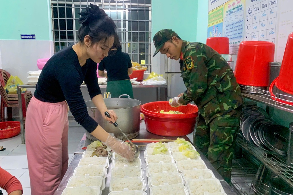 Chiến dịch đặc biệt của bộ đội với người dân vùng lụt - 1