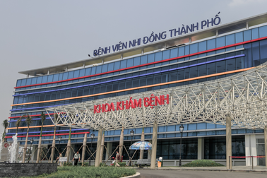 Bé 2 tháng tuổi bị mẹ ném từ tầng 5 bệnh viện qua cửa thông gió