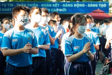 Học sinh hào hứng tham gia tổ tự quản cổng trường an toàn giao thông