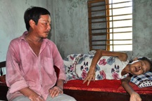 Chồng bệnh vảy nến chăm vợ ung thư gan trong cảnh khốn cùng