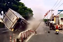 Xe tải tông dải phân cách, húc gãy biển báo ở TPHCM