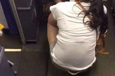 "Choáng" cảnh du khách cho con đi vệ sinh ngay trong... khoang máy bay