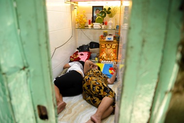 Người dân TPHCM phải "chia ca ngủ" trong những căn nhà 2-3m2