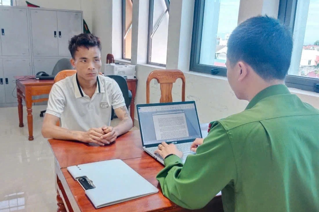 Đang làm rẫy, cô gái bị đối tượng dùng rựa khống chế hiếp dâm - 1 Đang làm rẫy, cô gái bị đối tượng dùng rựa khống chế hiếp dâm - 1