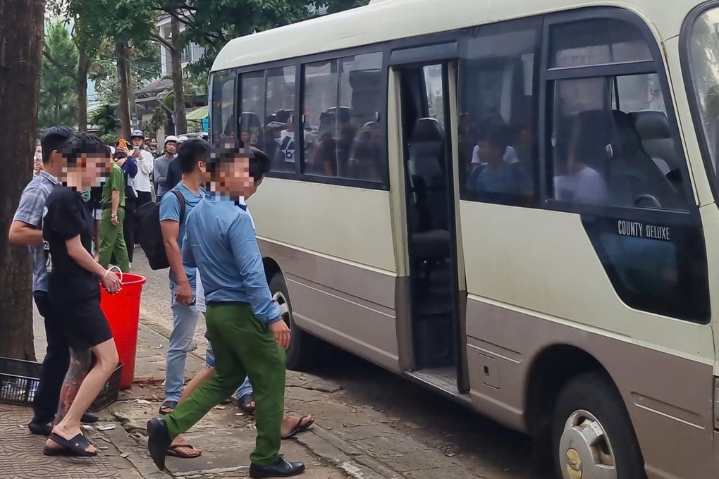 Hơn 300 cảnh sát đột kích nhiều tụ điểm ăn chơi, tạm giữ 148 người - 1 Hơn 300 cảnh sát đột kích nhiều tụ điểm ăn chơi, tạm giữ 148 người - 1
