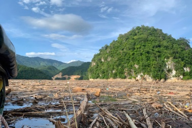 Lũ rút, lượng rác khổng lồ phủ kín lòng hồ Thủy điện Bản Vẽ